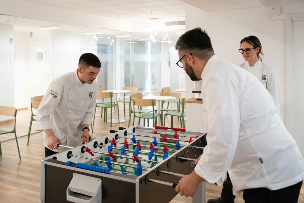 Area relax con ragazzi che giocano nell'accademia di Incibum